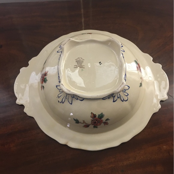 Footed covered round vegetable bowl (smaller cover) Royal Venton Ware - Picture 5 of 9